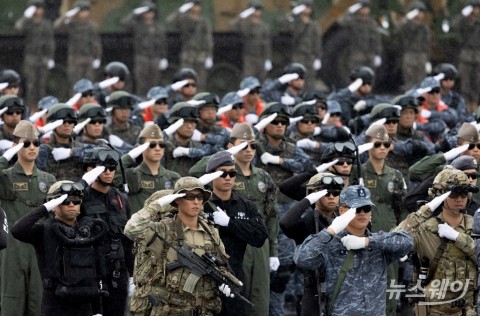 "2030 남심 잡아라"···신한·하나·기업銀, '나라사랑카드 3기' 쩐의 전쟁 개막