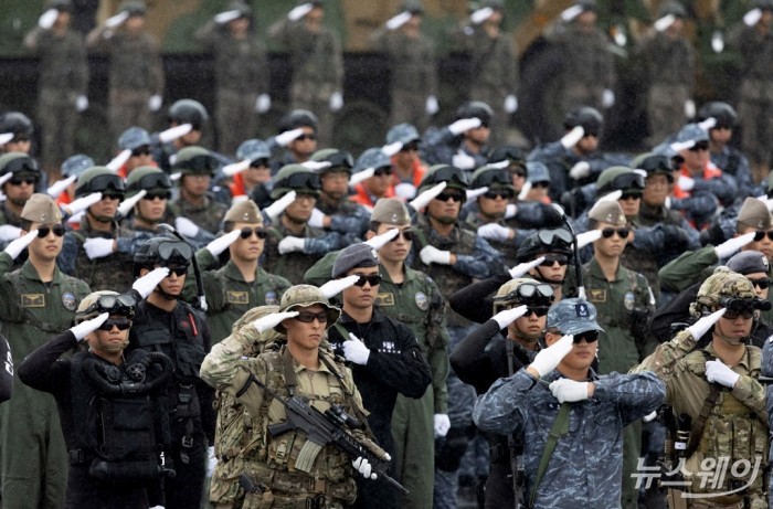 26일 오전 경기도 성남시 서울공항에서 열린 제75주년 국군의 날 기념식에서 장병들이 국기에 대한 경례를 하고 있다. 2023.9.26 사진공동취재단 사진=사진공동취재단