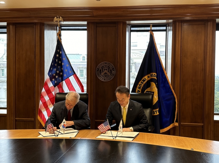 유재훈 예금보험공사 사장(오른쪽)이 미국 연방예금보험공사 마틴 그룬버그 의장과 상호교류 협약을 체결했다. 사진=예금보험공사 제공