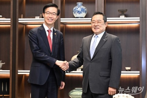 무역협회 회장단 간담회···악수 나누는 방문규 장관·구자열 회장