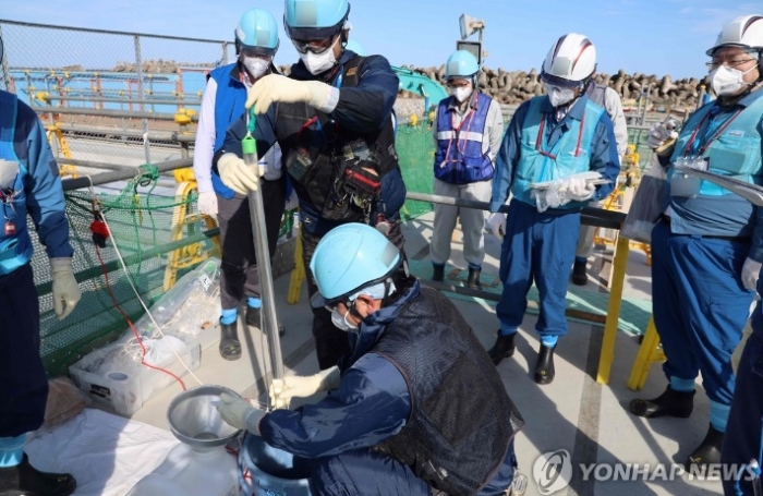 지난 3일(현지시간) 일본 후쿠시마현 오쿠마에서 관계자들이 후쿠시마 제1원자력발전소 오염수(일본 정부 명칭 '처리수')의 2차 방류에 앞서 샘플을 채취하고 있다. 일본은 오는 5일부터 오염수의 2차 방류를 개시할 예정이다. 사진=도쿄전력 제공(연합뉴스)