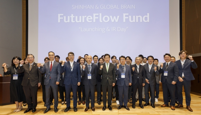 신한금융그룹은 지난 4일 오전 일본 도쿄도 미나토구 산업진흥센터에서 한국과 일본이 최초로 공동 결성한 벤처 투자 펀드인 '신한-GB FutureFlow 펀드'의 출범식을 개최했다. 이날 행사에 참석한 (사진 맨 앞줄 왼쪽부터)김명희 신한금융지주 부사장, 토미야 세이이치로 SBJ 사장, 문성욱 KT 글로벌사업실장, 이동현 신한벤처투자 사장, 강명일 주일 한국대사관 경제공사, 김주현 금융위원장, 김광수 은행연합회장, 노베타 사토루 키라보시은행 전무, 유리모토 야스히코 Global Brain 사장, 김영덕 디캠프 상임이사, 배한철 KT 상무가 기념 촬영을 하고 있다. 사진=신한금융그룹 제