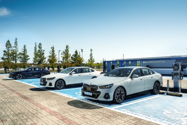 BMW·벤츠, 손잡고 중국 전기차 시장 공략···고속 충전 네트워크 구축