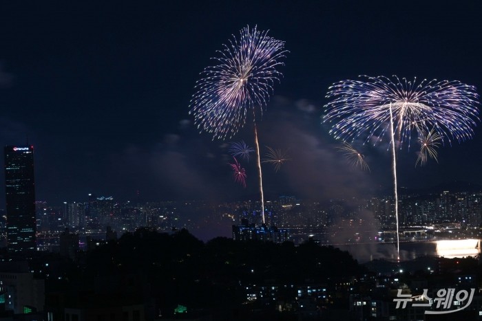 한화 '2023 서울세계불꽃축제'가 7일 오후 서울 여의도 한강공원 일대에서 개최된 가운데 화려한 불꽃이 밤하늘을 수놓고 있다. 사진=강민석 기자 kms@newsway.co.kr