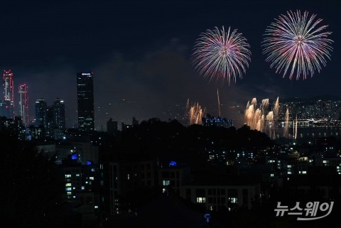 한화, '서울세계불꽃축제 2023' 개최···도심 밤하늘 가득 내린 불꽃비