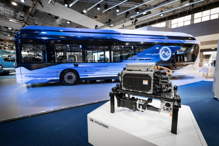 현대자동차가 이탈리아의 글로벌 상용차 전문 기업 이베코그룹과 협업으로 제작한 수소전기 시내버스를 공개했다. 사진=현대차 제공