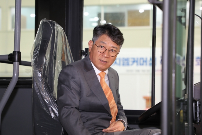 지난 6일 KGM커머셜 함양공장에서 열린 회장 취임식에서 곽재선 회장이 전기버스를 살펴보고 있다. 사진=KG모빌리티 제공