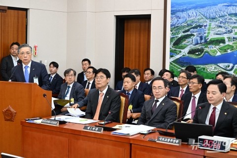 의원 질의 답하는 이한준 한국토지주택공사 사장