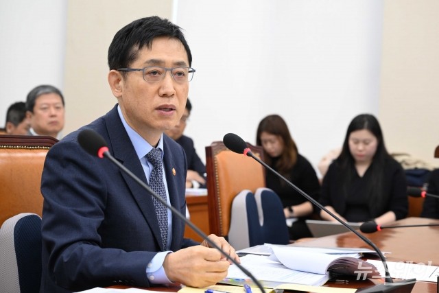 김주현 금융위원장 "신용카드 발급 지나치게 늘어···정리 시스템 도입할 것"