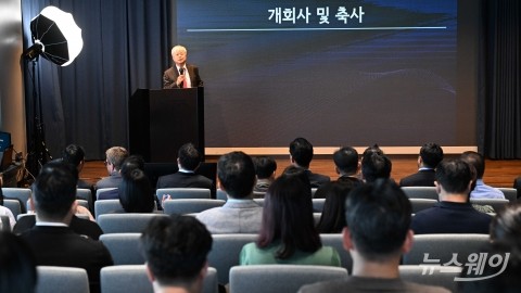 축사하는 강석훈 법무법인 율촌 대표변호사