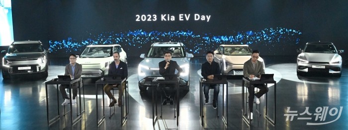 송호성(가운데) 기아 사장이 12일 오전 경기 여주시 마임비전빌리지에서 열린 '2023 기아 EV Day'에서 취재진의 질문에 답하고 있다. (왼쪽부터)조상운 기아 글로벌사업기획사업부장, 카림 하비브 기아 글로벌디자인센터장, 송 사장, 류창승 기아 고객경험본부장, 조병철 기아 국내상품실장. 사진=강민석 기자 kms@newsway.co.kr