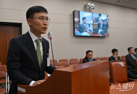 국정감사 증인으로 출석한 김주관 네이버 비즈니스 CIC대표