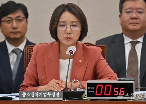 국정감사 질의에 답변하는 이영 장관