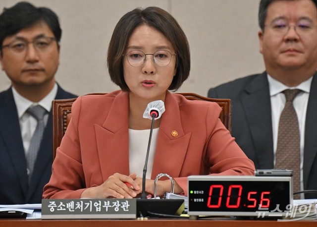 국정감사 질의에 답변하는 이영 장관