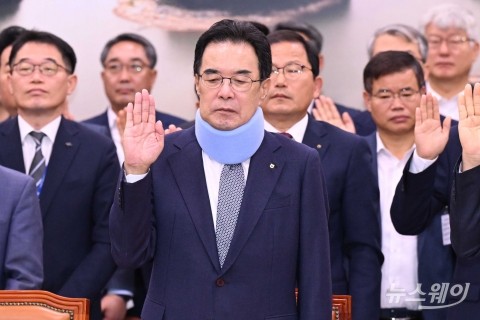 '목 깁스' 한 채 선서하는 이성희 농협중앙회장