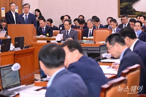 국감에서 업무보고 하는 정기환 한국마사회장