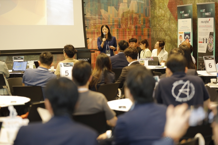 섀론 찬(Sharon Chan) J랩스 아시아태평양 혁신팀장이 11일 머스트커넥트 2023 싱가포르에서 발표를 하고 있다. 사진=머스트엑셀러레이터 제공