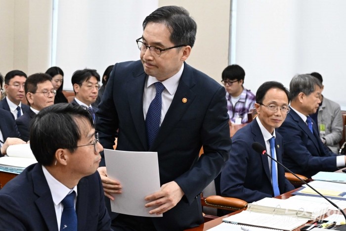 한기정 공정거래위원장이 16일 오전 서울 여의도 국회에서 열린 정무위원회의 공정거래위원회-한국소비자원-한국공정거래조정원에 대한 국정감사에서 인사말을 하기 위해 발언대로 이동하고 있다. 사진=강민석 기자 kms@newsway.co.kr