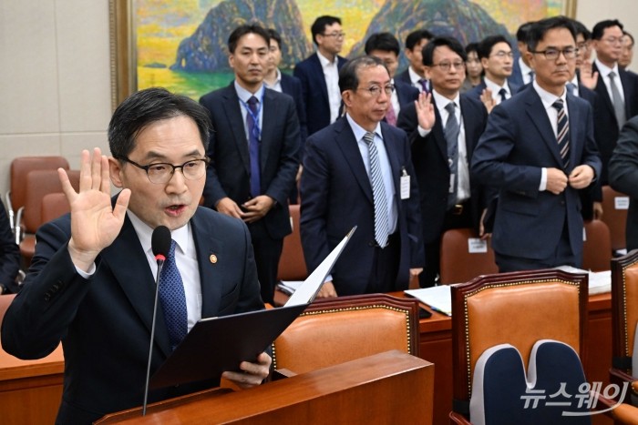 한기정 공정거래위원장이 16일 오전 서울 여의도 국회에서 열린 정무위원회의 공정거래위원회-한국소비자원-한국공정거래조정원에 대한 국정감사에서 선서를 하고 있다. 사진=강민석 기자 kms@newsway.co.kr