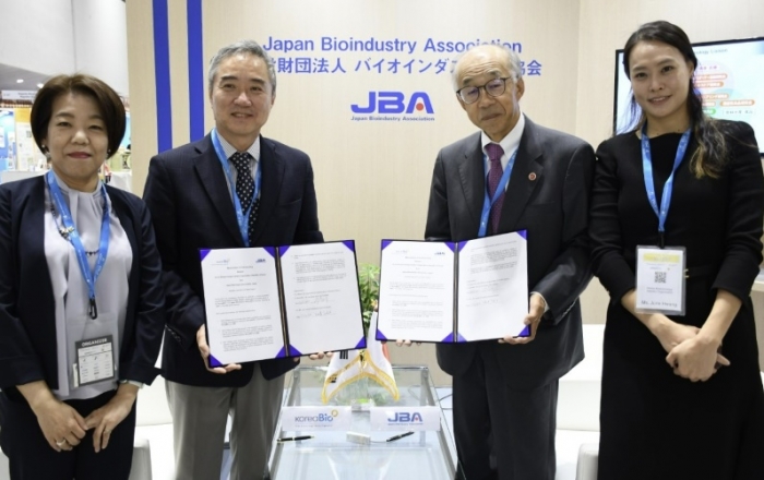 한국바이오협회는 지난 13일 일본 요코하마에서 일본바이오협회(JBA)와 업무협약을 체결했다. (왼쪽 두번째) 한국바이오협회 이승규 부회장, (오른쪽 두번째) 일본바이오협회 요시아키 츠카모토 전무이사. 사진=한국바이오협회 제공