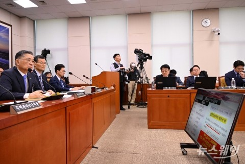 '주민봉사단 운영경비 지급현황' 자료 시청하는 이한준·김일환·권대철