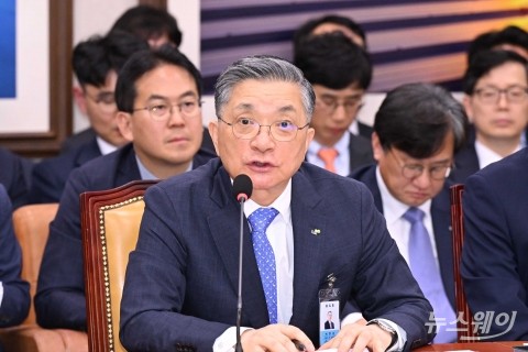 국토위 국정감사에서 의원 질의 답변하는 이한준 LH 사장