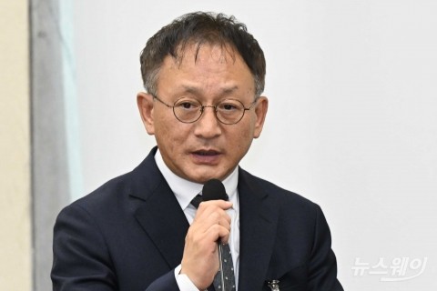 의원 질의 답변하는 강희철 천재교육 대표