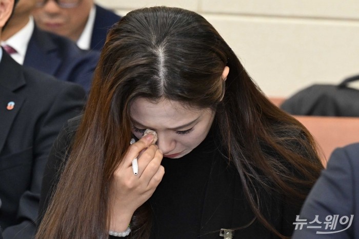 김려흔 뉴려 대표이사가 16일 오후 서울 여의도 국회에서 열린 정무위원회의 공정거래위원회-한국소비자원-한국공정거래조정원에 대한 국정감사에서 '네이버의 지식기술 탈취' 관련 의원 질의응답을 마친 후 자리로 앉아 눈물을 닦고 있다. 사진=강민석 기자 kms@newsway.co.kr