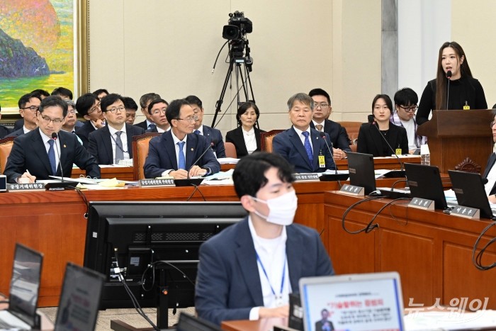 김려흔 뉴려 대표이사가 16일 오후 서울 여의도 국회에서 열린 정무위원회의 공정거래위원회-한국소비자원-한국공정거래조정원에 대한 국정감사에서 의원의 질의에 답하고 있다. 사진=강민석 기자 kms@newsway.co.kr