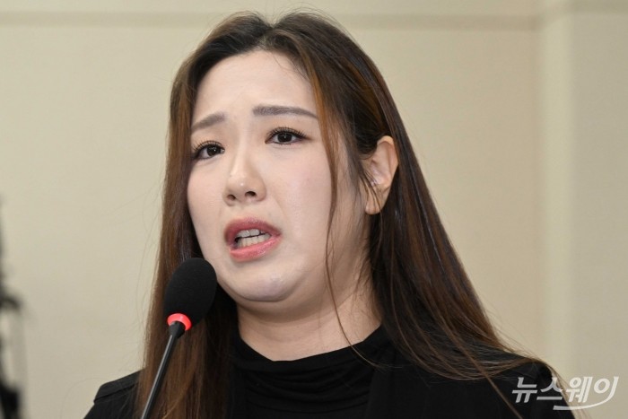 김려흔 뉴려 대표이사가 16일 오후 서울 여의도 국회에서 열린 정무위원회의 공정거래위원회-한국소비자원-한국공정거래조정원에 대한 국정감사에서 의원으로 부터 '네이버의 지식기술 탈취' 관련 질의를 받으며 눈물을 훔치고 있다. 사진=강민석 기자 kms@newsway.co.kr