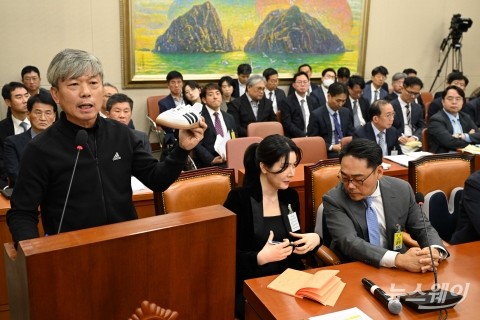 피터 곽 대표 옆에서 아디다스 신발 든 김정중 협의회장