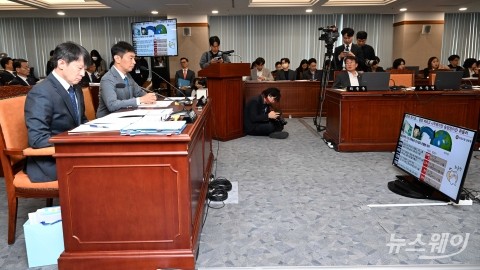 '금융감독원 이상 외환송금 검사결과 은행별 제재' 관련 자료 시청하는 이복현·이명순