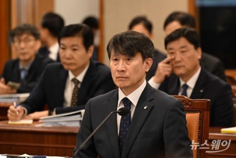 의원 질의 경청하는 이명순 금융감독원 수석부원장