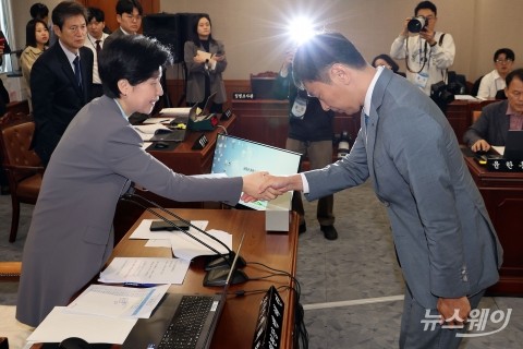 정무위 금융감독원 국정감사, 악수하는 백혜련·이복현