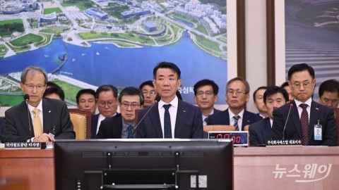 국토위 국정감사에서 의원 질의 듣는 김한영·한문희·이종국