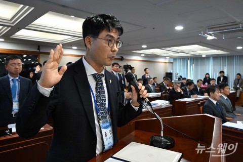 국정감사  증인선서 하는 전승호 대웅제약 대표