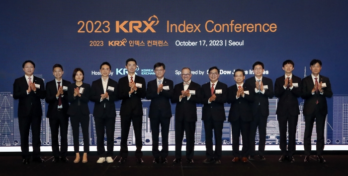 '2023 KRX 인덱스 컨퍼런스'에 앞서 주요참석인사의 기념촬영을 진행 중이다. 사진=한국거래소 제공