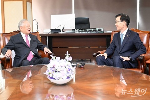 경총에서 대화 나누는 방문규 장관·손경식  회장