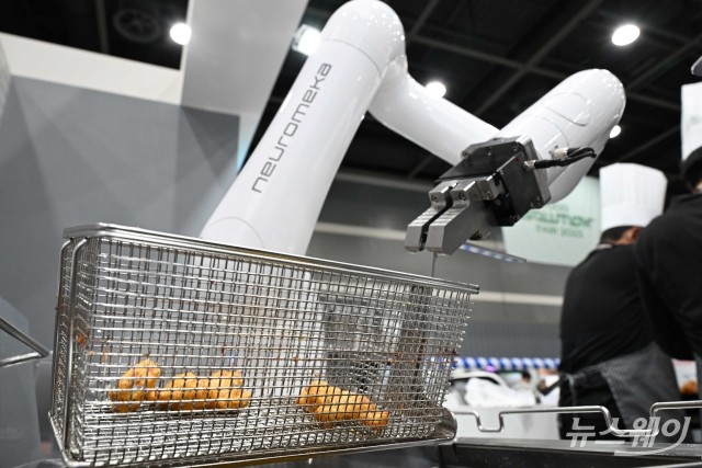"로봇은 알바비 없어요"···외식 산업의 미래 '푸드 솔루션 페어' 가보니