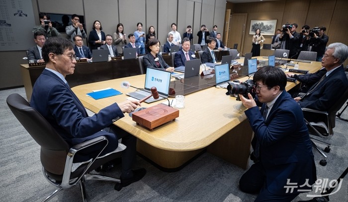 이창용 한국은행 총재가 19일 서울 중구 한국은행에서 열린 금융통화위원회에서 의사봉을 두드리고 있다. 사진=사진공동취재단