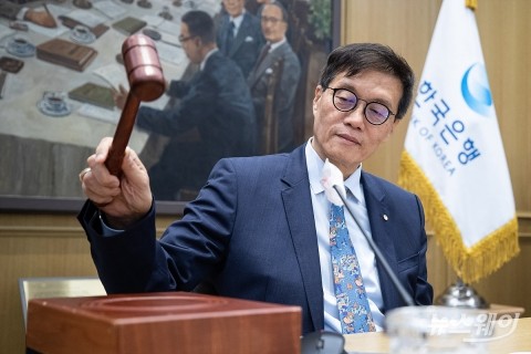 채권 전문가 96% &quot;11월 금통위 기준금리 동결할 것&quot;