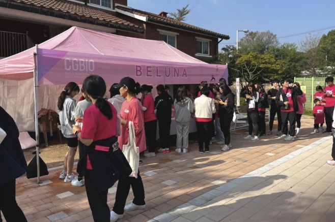 핑크 페스티벌에 마련된 벨루나 홍보 부스에 수많은 참석자들이 방문하고 있는 모습이다. 사진=시지바이오 제공