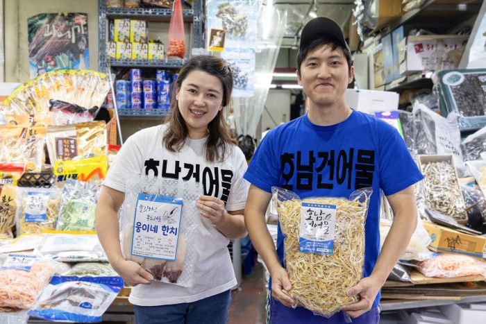 왼쪽부터 이문영·신용한 호남건어물 대표. 사진=쿠팡 제공