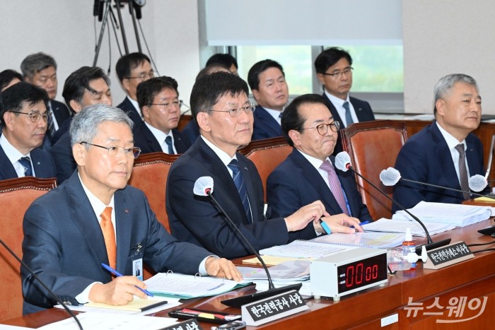 (왼쪽부터)김동철 한국전력공사 사장과 정동희 한국전력거래소 이사장, 박형덕 한국서부발전 사장, 김회천 한국남동발전 사장이 19일 오전 서울 여의도 국회에서 열린 산업통상자원중소벤처기업위원회의 한국전력공사-수력원자력-전력거래소-한전KPS-한전MCS 등에 대한 국정감사에 출석해 의원의 질의를 경청하고 있다. 사진=강민석 기자 kms@newsway.co.kr