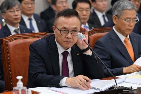 귀에 손대고 의원 질의 듣는 황주호 한국수력원자력 사장