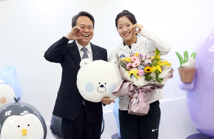 신한금융그룹은 19일 오전 서울 중구에 위치한 신한금융 본사에서 지난 8일 막을 내린 제19회 항저우 아시안게임 탁구 여자 복식에서 금메달을 획득한 신유빈 선수를 초청해 축하와 격려의 시간을 가졌다. 이날 행사에 참석한 진옥동 신한금융그룹 회장(사진 왼쪽)과 신유빈 선수가 기념촬영을 하고 있다.