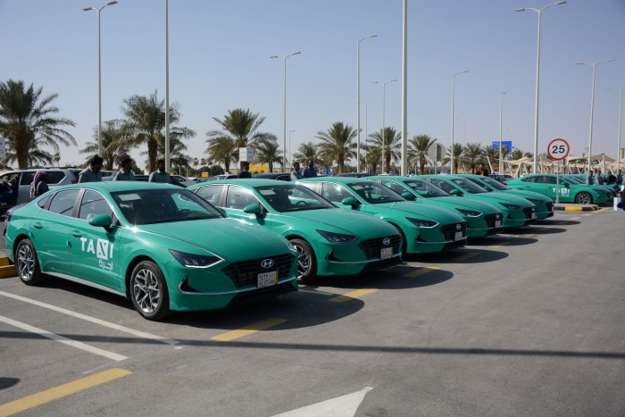현대자동차가 지난 2020년 사우디아라비아 킹 칼리드 국제공항에서 알 사프와사에 인도한 신형 쏘나타. 사진=현대차 제공