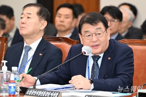 의원 질의 답변하는 박성효 소상공인시장진흥공단 이사장