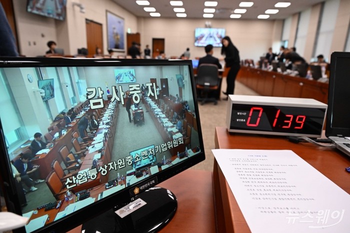 산업통상자원중소벤처기업위원회의 중소벤처기업진흥공단-기술보증기금-소상공인시장진흥공단-중소기업기술정보진흥원-신용보증재단중앙회-창업진흥원-한국벤처투자-중소기업유통센터-공영홈쇼핑-중소벤처기업연구원-장애인기업종합지원센터에 대한 국정감사가 20일 오전 서울 여의도 국회에서 열린 가운데 증인으로 출석한 유창오 공영홈쇼핑 상임감사와 이철규 국민의힘 의원과 언쟁이 격화돼 여야의 대치로 감사가 중지되고 있다. 사진=강민석 기자 kms@newsway.co.kr