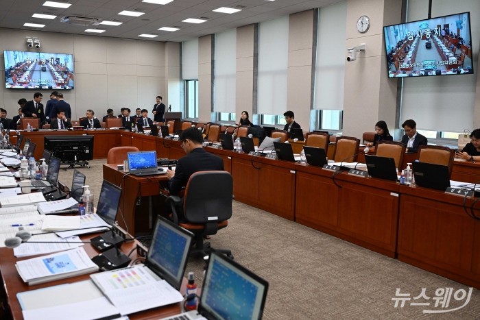 산업통상자원중소벤처기업위원회의 중소벤처기업진흥공단-기술보증기금-소상공인시장진흥공단-중소기업기술정보진흥원-신용보증재단중앙회-창업진흥원-한국벤처투자-중소기업유통센터-공영홈쇼핑-중소벤처기업연구원-장애인기업종합지원센터에 대한 국정감사가 20일 오전 서울 여의도 국회에서 열린 가운데 증인으로 출석한 유창오 공영홈쇼핑 상임감사와 이철규 국민의힘 의원과 언쟁이 격화돼 여야의 대치로 감사가 중지되고 있다. 사진=강민석 기자 kms@newsway.co.kr